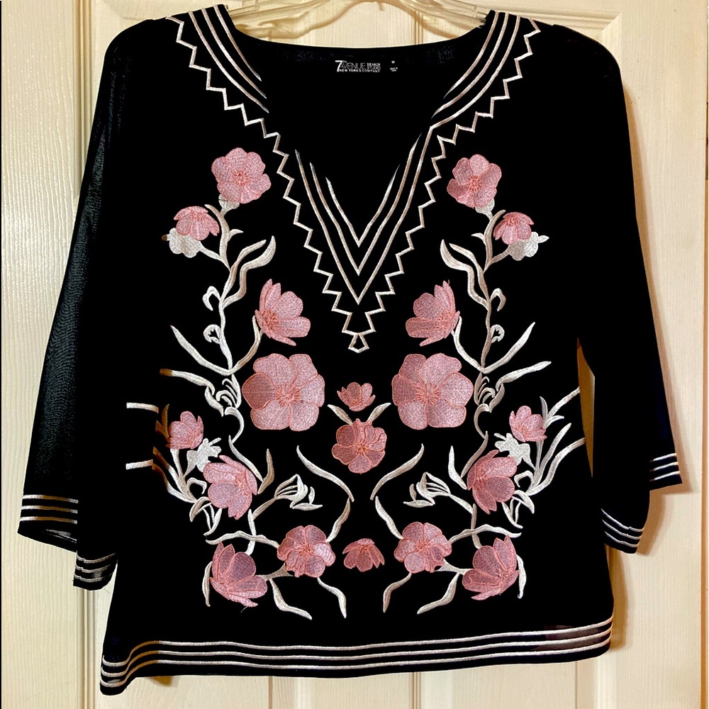 Top w/floral detail